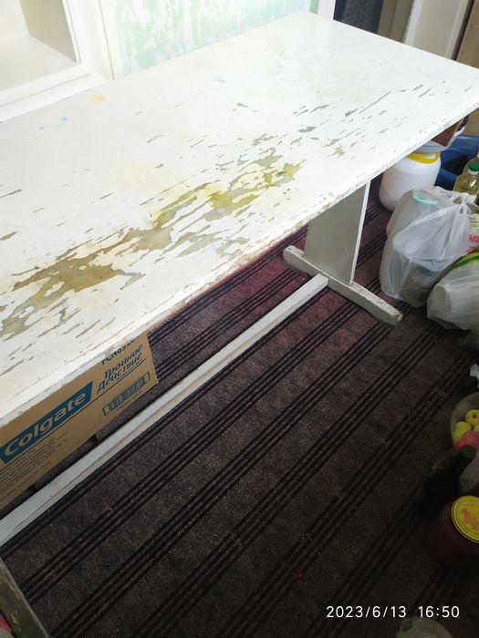 Школьная деревянная парта времен СССР