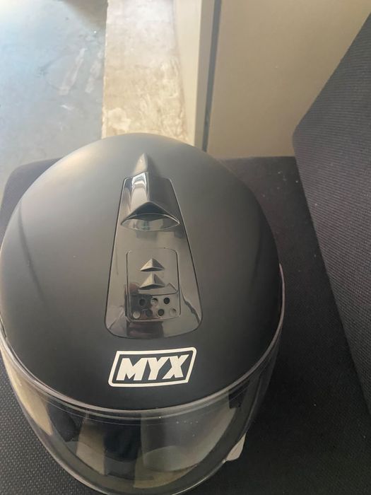 Casca moto de culoare negru mat