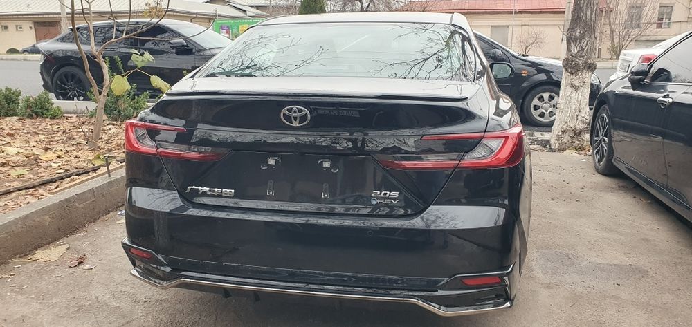 TOYOTA Camry. Gibrid 2.0L mator. Yili 2025. Yurgani 8. Narxi 46500