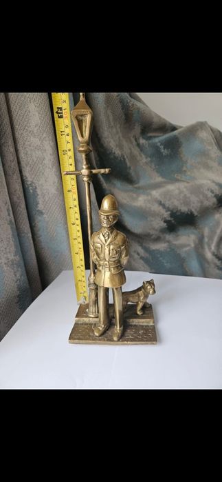 Statueta bronz bărbat , câine și felinar