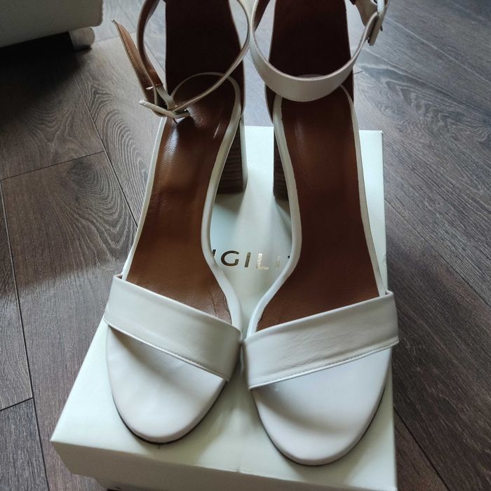 Стилни и елегантни светло бежови сандали