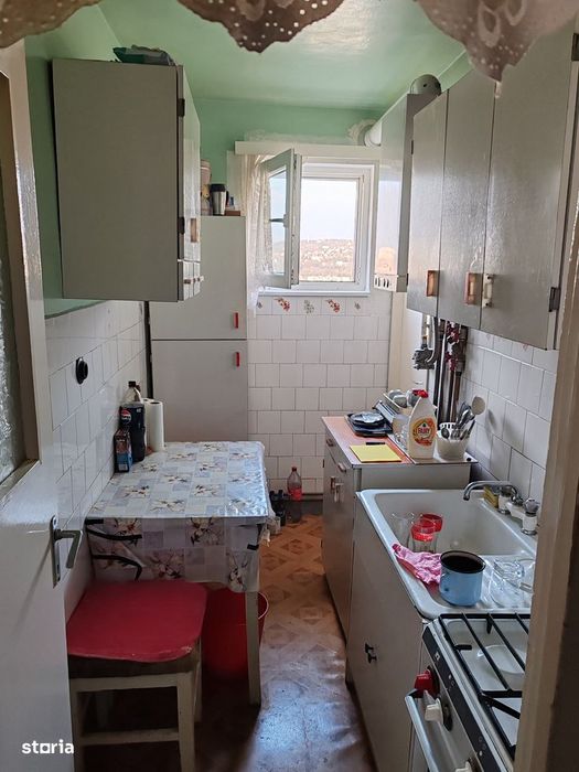 Apartament 3 camere, balcon, etaj 10, centru