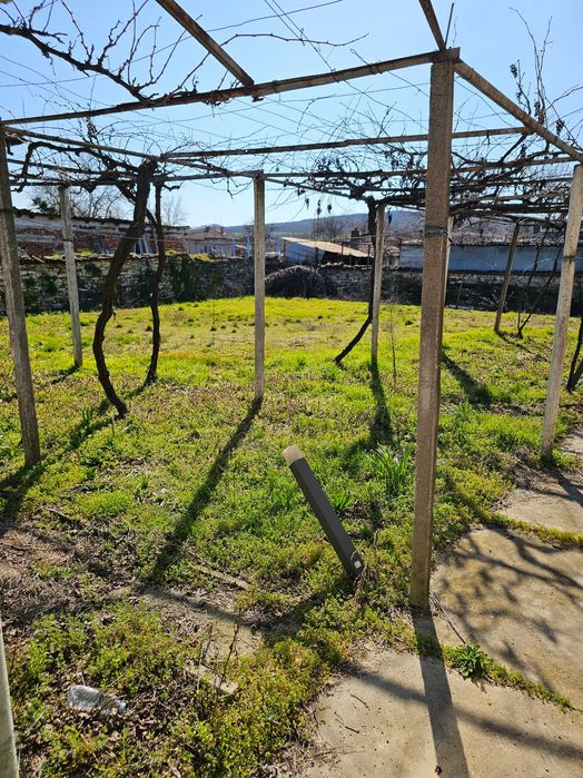 Уютна семейна къща с двор и гараж в с. Ракитница