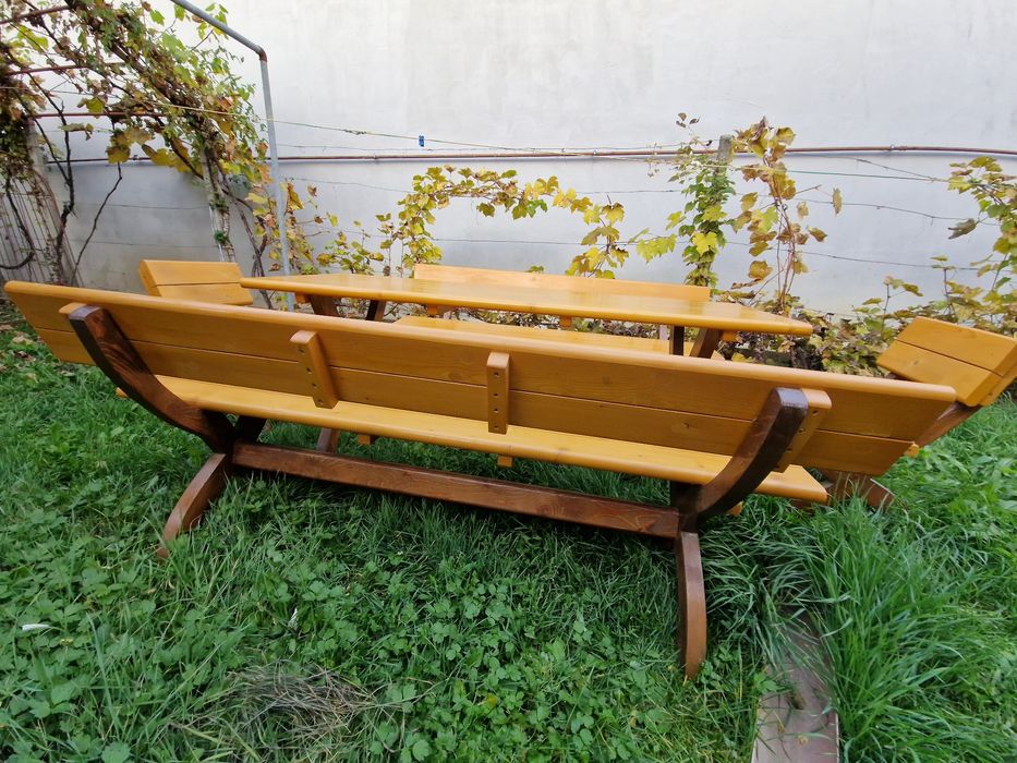 Masa cu bănci și scaune