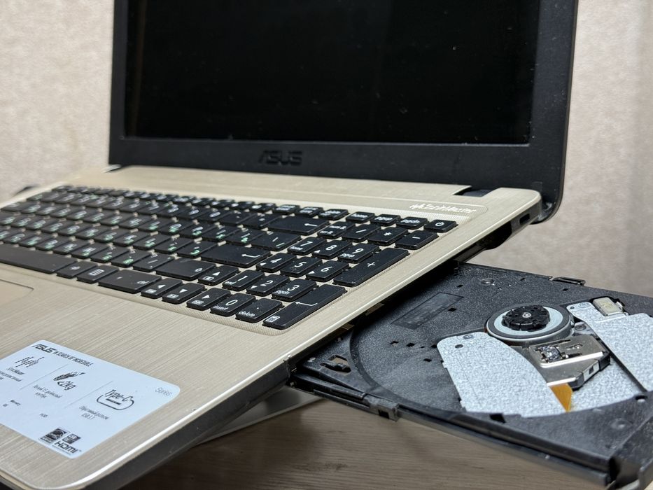 ASUS SSD ноутбук в отличном состояний