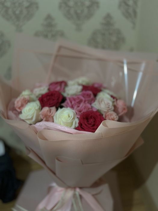 Шикарный букет из 25 свежих роз — Идеальный подарок!