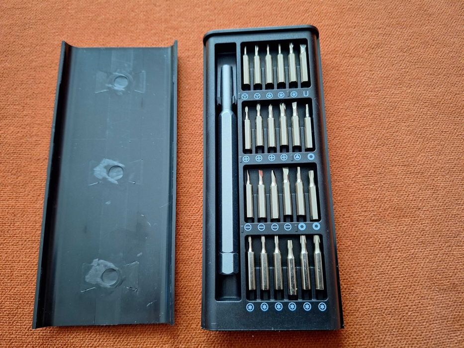 Trusa  surubelnita metalica cu 24 biti + cutie depozitare transport