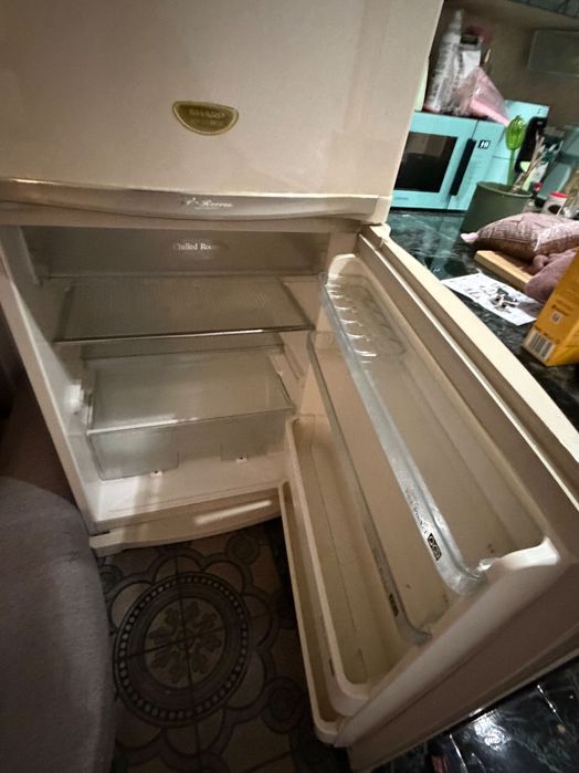 Хладилник с фризер Sharp