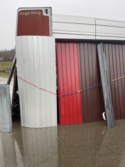 Tablă cutată metalică, rezistentă și durabilă.