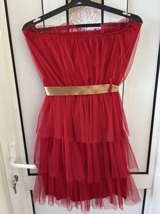 Червена рокля без презрамки