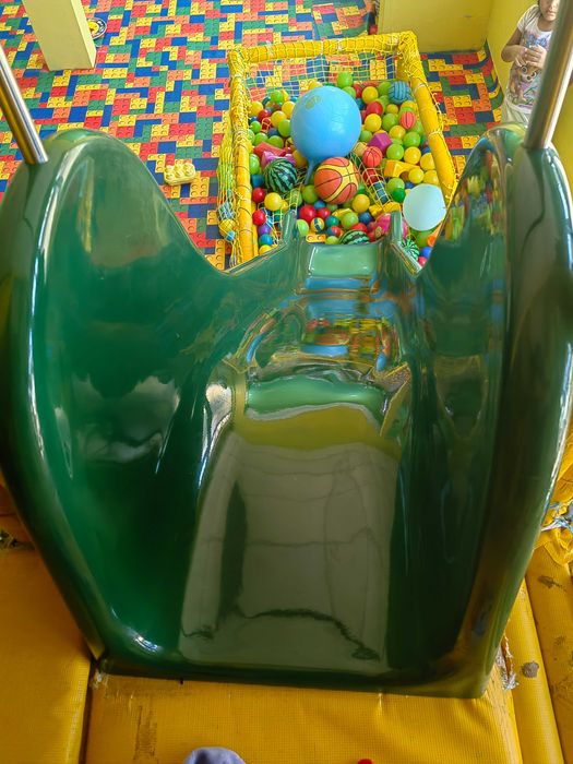 Плейграунд с пързалка и басейн за топки.