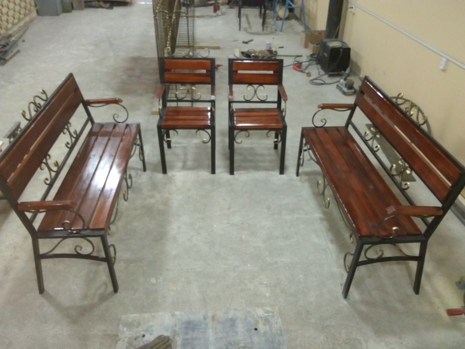 Стол и стулья из металла