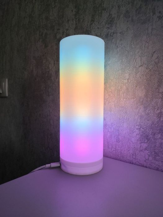 Радужная RGB лампа с сенсорным управлением.