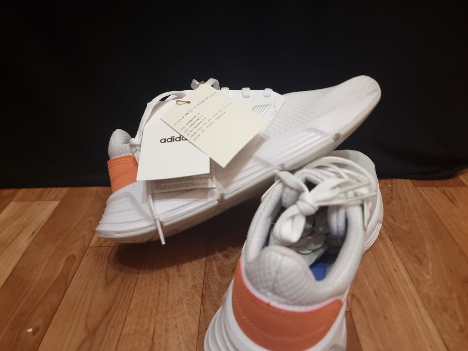 Кроссовки adidas былого цвета