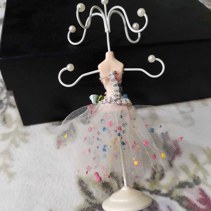 Поставка за бижута