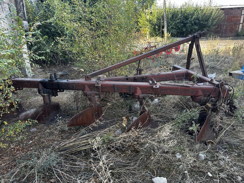 Т-150 с плугом на рабочем состояние
