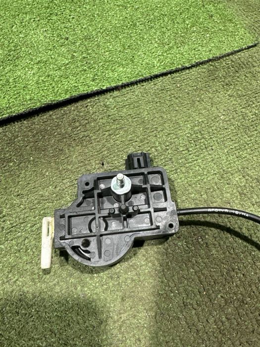 Замок лючка бензобака Toyota Avalon