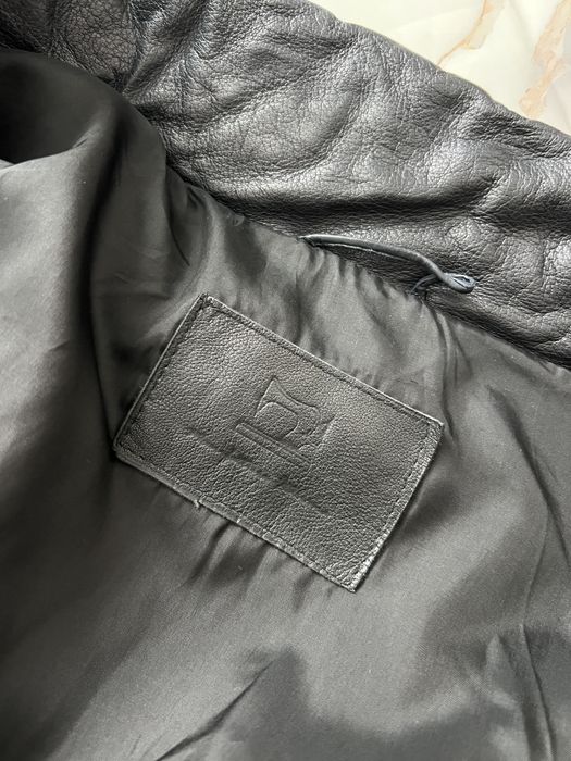 Geacă de piele. Fabricată în Italia.