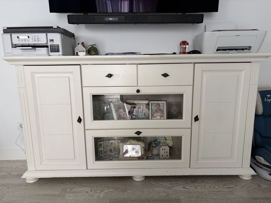 comodă Mara din lemn masiv, finisată în culoarea vanilie.