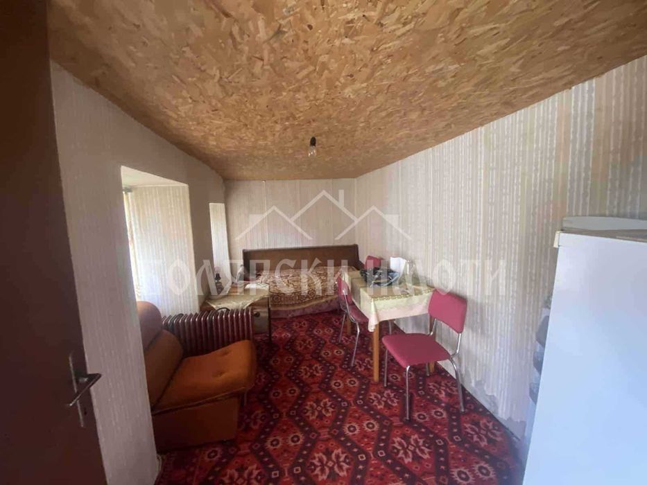 Къща с двор в село Леденик