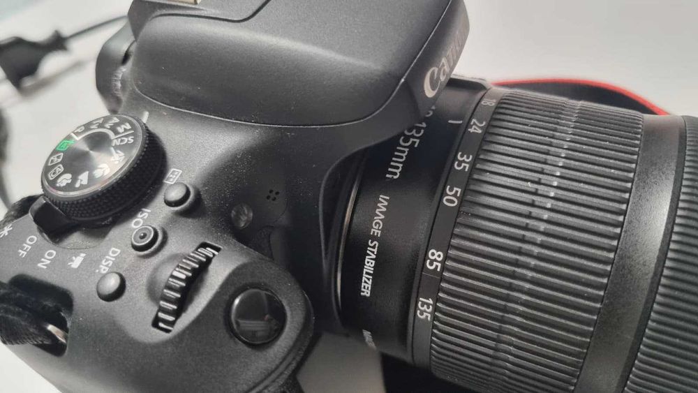 Aparat foto Canon EOS 750D plus obiectiv Canon 18-135 is
