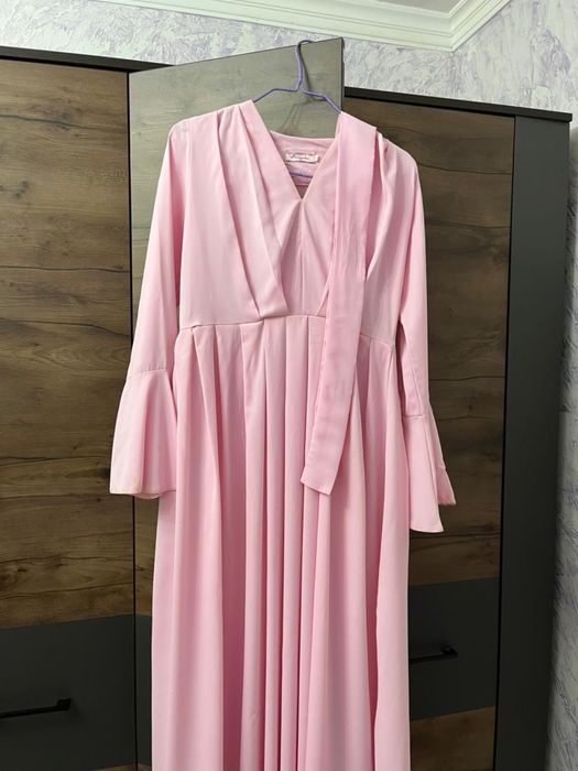 Розовые длинные платье