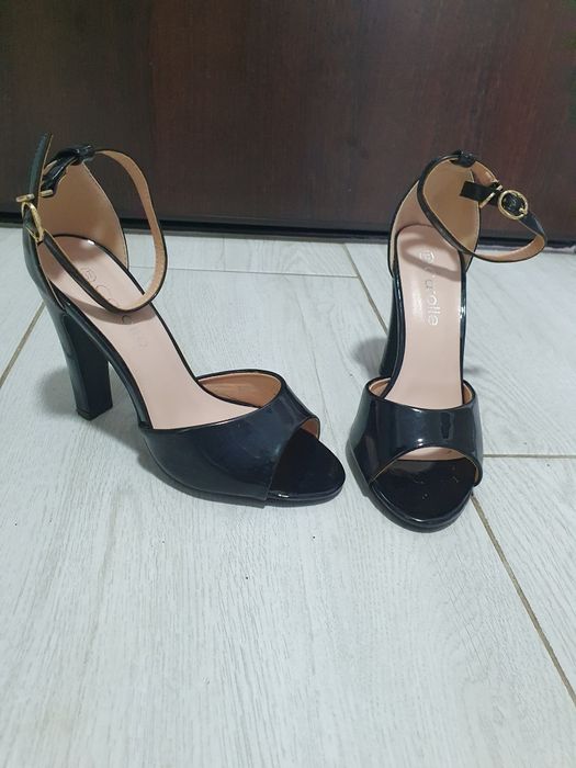 Sandale cu toc marimea 37