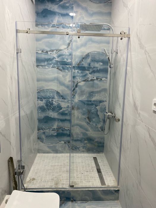 Стеклянные душевые кабины