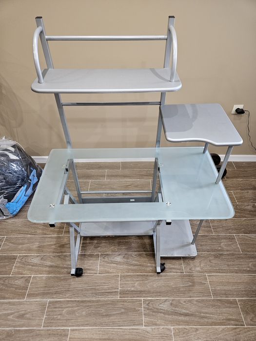 Стъклено работно/гейминг бюро - МНОГО ДОБРО СЪСТОЯНИЕ