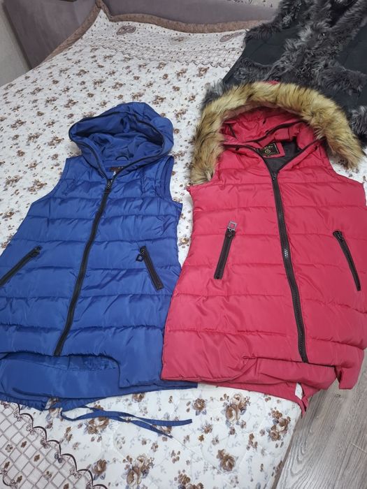 Продаются безрукавки меховая и 2 плащевки