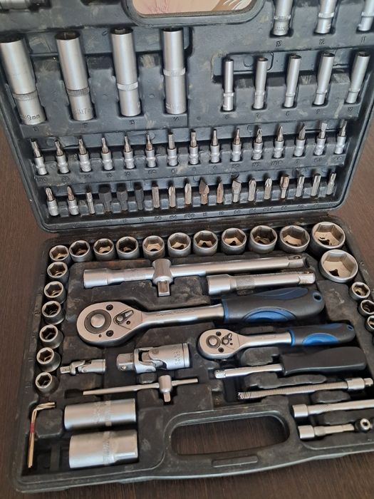 Продам набор ключей в чемодане