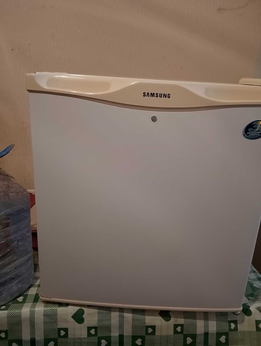 Продам мини холодильник Samsung б/у