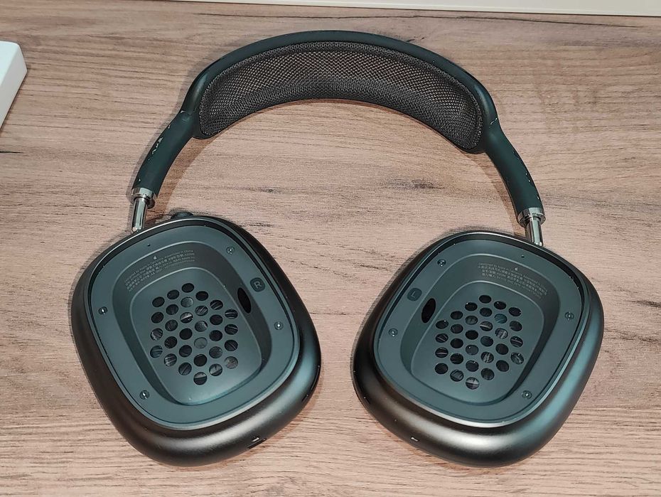 iPad 11 (A16) & AirPods Max (1st Gen, Lightning)