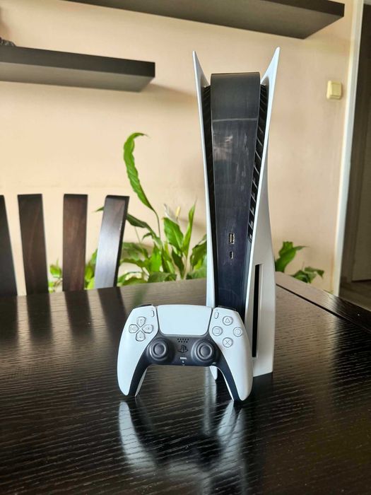 Продавам PlayStation 5 (PS5) комплект с контролер, кабели, кутия и игри