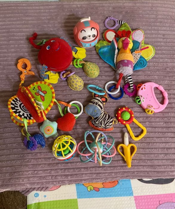 Детский коврик с игрушками