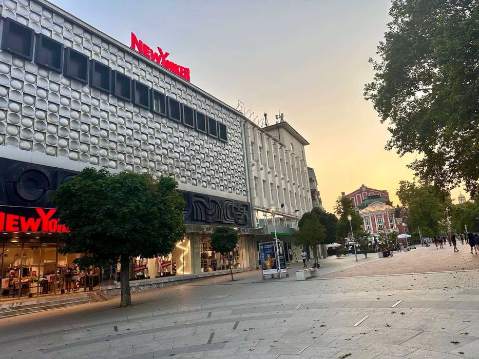 Дава се под наем Тристаен апартамент в Варна, Център - 75 кв.м за 687.99 € - Снимка #1