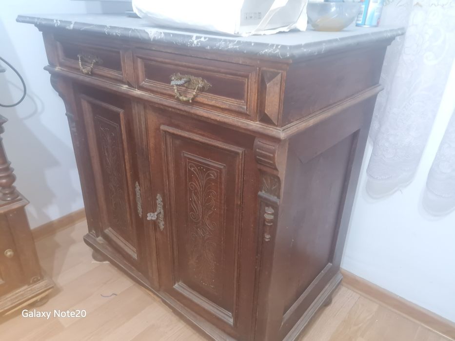 Vând mobila veche sculptata