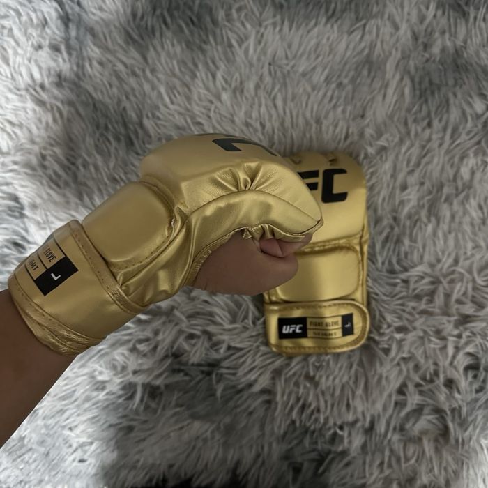Золотые чемпионские перчатки UFC
