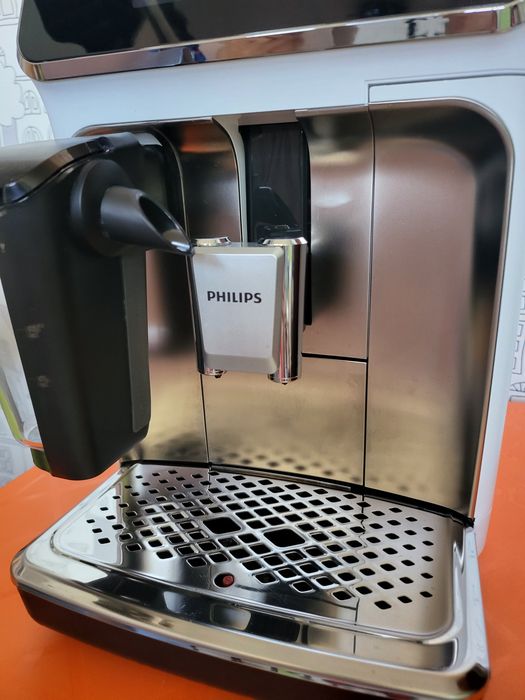 Кафемашина PHILIPS LatteGo EP2333/40 Кафеавтомат Филипс с кана Бяла