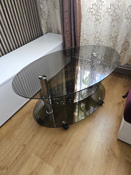 O măsuță de sticlă pe rotile!