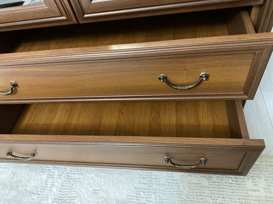 Продам витрину сервант