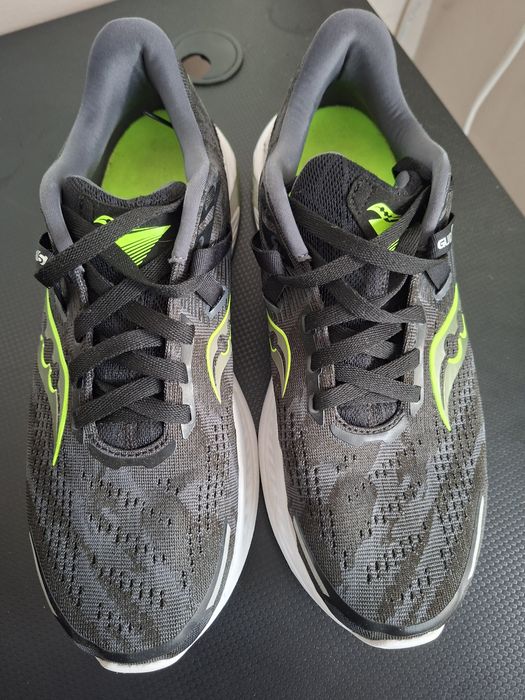 Маратонки за бягане Saucony Guide 16 в разцветка "Black/Glade" (Черно / Яркозелено).