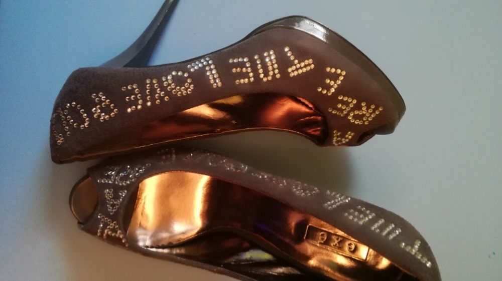 Pantofi de dama cu pietre .