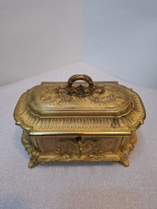 Винтидж кутия за бижута