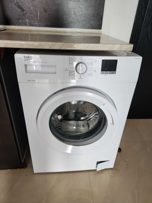 Продава се кухня 2м с техника и масата