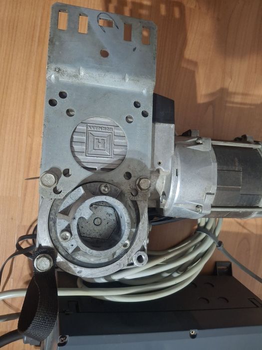 Електромеханично задвижване за автоматична врата