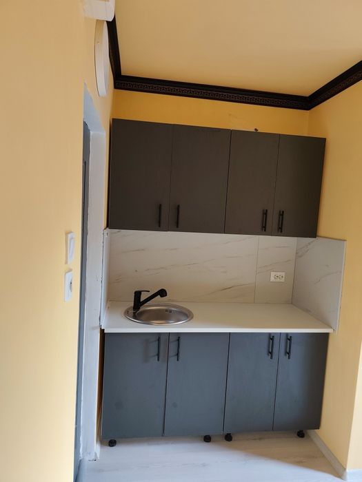 Închiriez studio