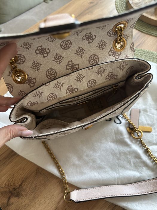 Кожена чанта на GUESS