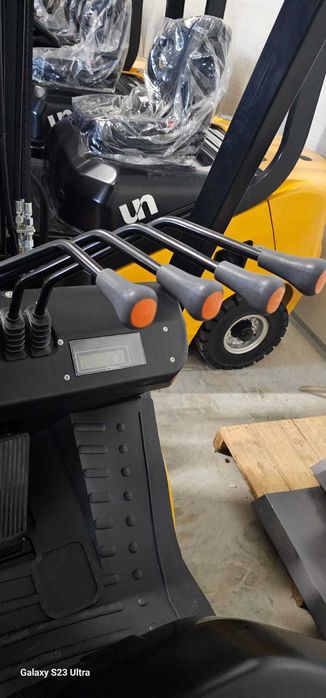 Stivuitor Nou Capacitate 2.5 t - diesel UN FD25T - livrare din stoc