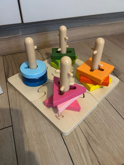 Дървен пъзел HaPe International - с фигури за нанизване